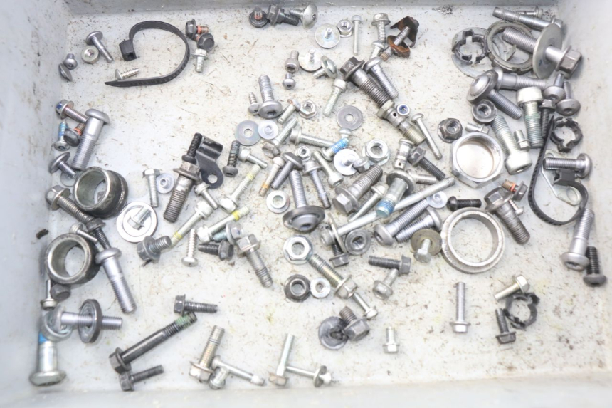 photo de ZAK SCHROEVEN EN BEVESTIGINGSMATERIAAL YAMAHA FZ8 800 (2010 - 2016) - Detail van het onderdeel