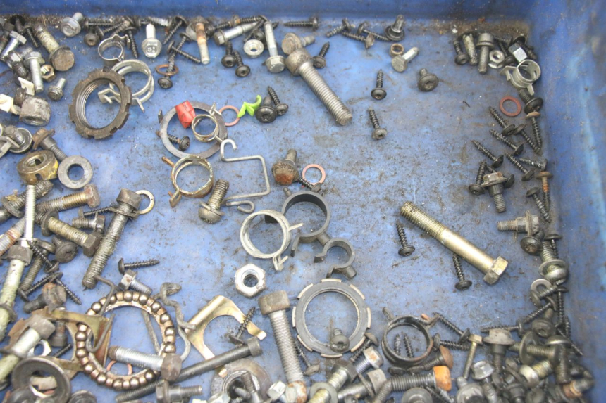 photo de ZAK SCHROEVEN EN BEVESTIGINGSMATERIAAL PEUGEOT GEOPOLIS RS 125 (2007 - 2009) - Detail van het onderdeel