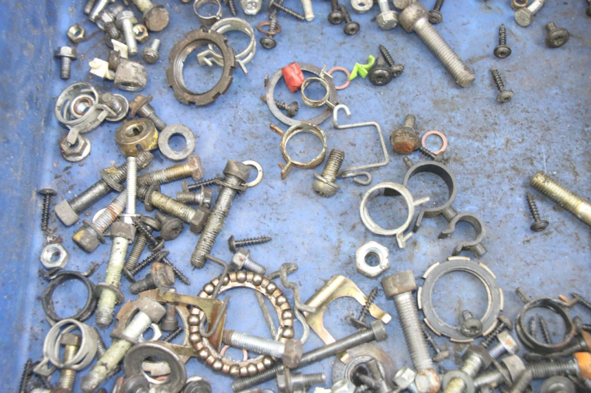 photo de ZAK SCHROEVEN EN BEVESTIGINGSMATERIAAL PEUGEOT GEOPOLIS RS 125 (2007 - 2009) - Zoom op gebruiksstaat