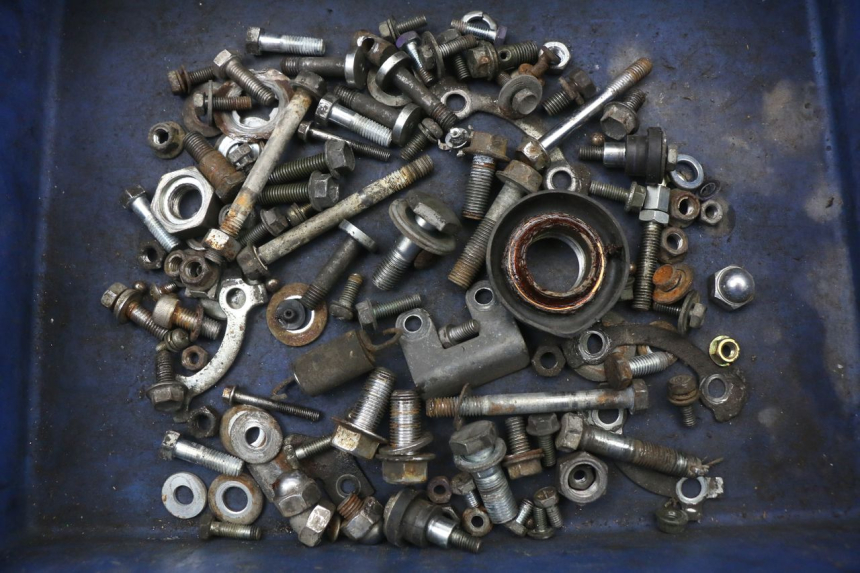 photo de ZAK SCHROEVEN EN BEVESTIGINGSMATERIAAL SUZUKI GN 125 (1997 - 2000) - Hoofdaanzicht