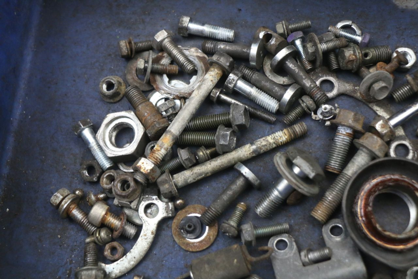 photo de ZAK SCHROEVEN EN BEVESTIGINGSMATERIAAL SUZUKI GN 125 (1997 - 2000) - Detail van het onderdeel