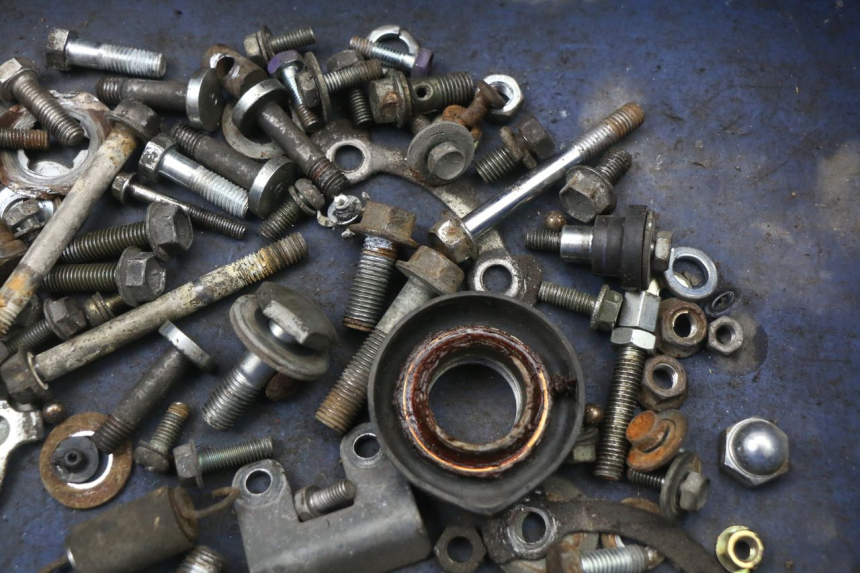 photo de ZAK SCHROEVEN EN BEVESTIGINGSMATERIAAL SUZUKI GN 125 (1997 - 2000) - Zoom op gebruiksstaat