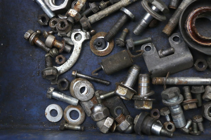 photo de ZAK SCHROEVEN EN BEVESTIGINGSMATERIAAL SUZUKI GN 125 (1997 - 2000) - Andere kijkhoek