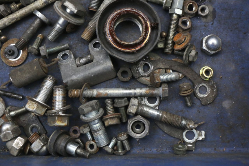 photo de ZAK SCHROEVEN EN BEVESTIGINGSMATERIAAL SUZUKI GN 125 (1997 - 2000) - Technische close-up