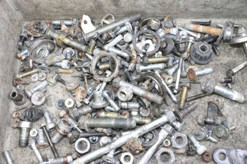 photo de ZAK SCHROEVEN EN BEVESTIGINGSMATERIAAL KAWASAKI GPX R WARBIRD 600 (1988 - 1993) - Zoom op gebruiksstaat