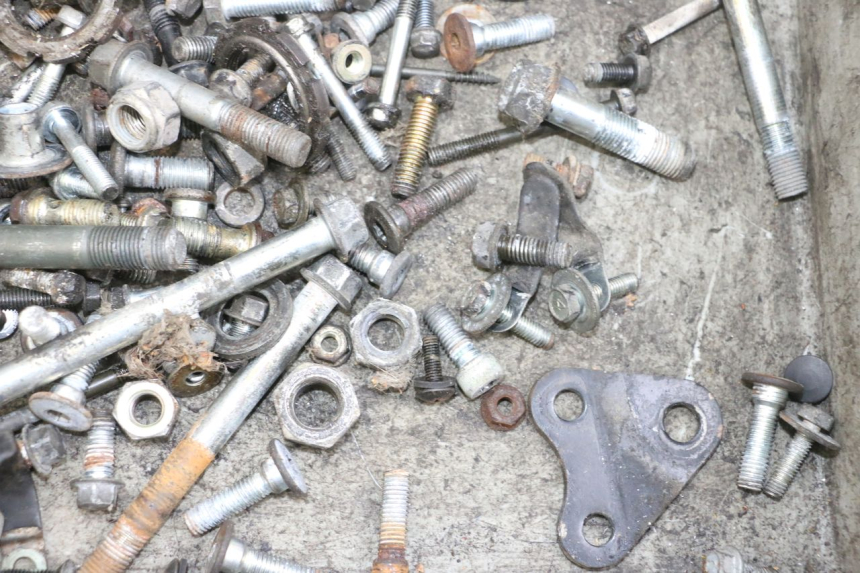 photo de ZAK SCHROEVEN EN BEVESTIGINGSMATERIAAL KAWASAKI GPX R WARBIRD 600 (1988 - 1993) - Technische close-up