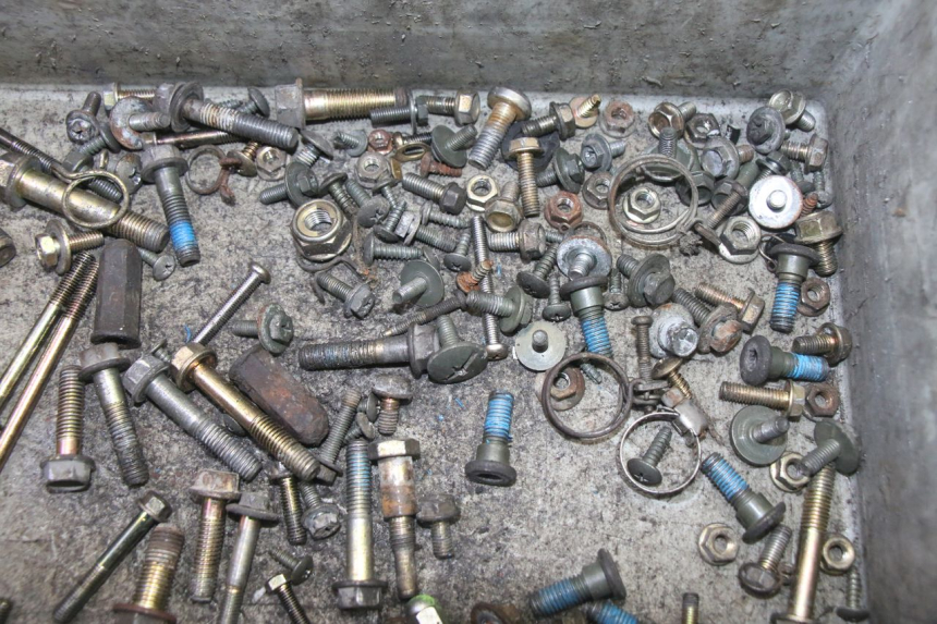 photo de ZAK SCHROEVEN EN BEVESTIGINGSMATERIAAL KYMCO GRAND DINK 125 (2008 - 2014) - Zoom op gebruiksstaat