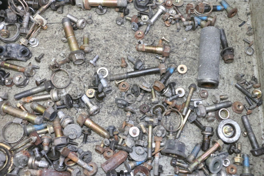 photo de ZAK SCHROEVEN EN BEVESTIGINGSMATERIAAL KYMCO GRAND DINK 125 (2002 - 2007) - Detail van het onderdeel