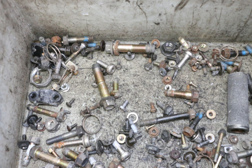 photo de ZAK SCHROEVEN EN BEVESTIGINGSMATERIAAL KYMCO GRAND DINK 125 (2002 - 2007) - Zoom op gebruiksstaat