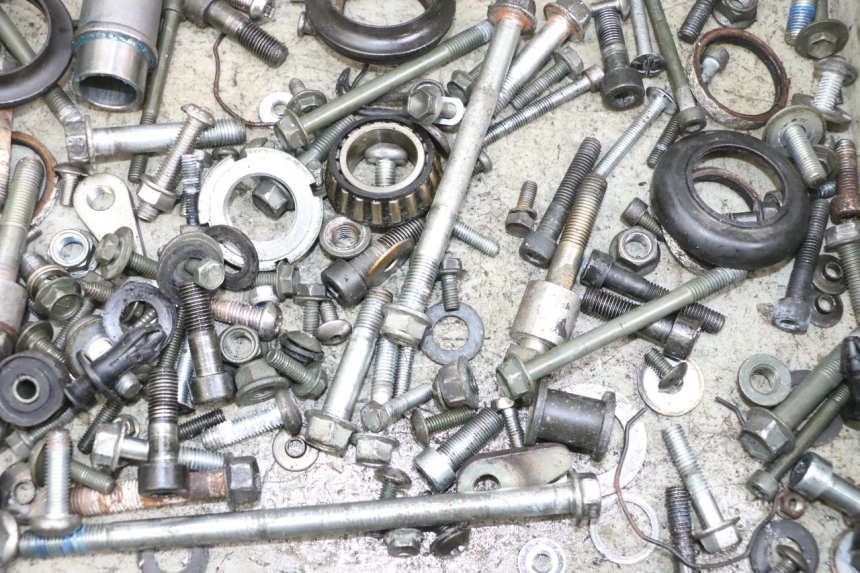 photo de ZAK SCHROEVEN EN BEVESTIGINGSMATERIAAL SUZUKI GSF N BANDIT 600 (1996 - 1999) - Detail van het onderdeel