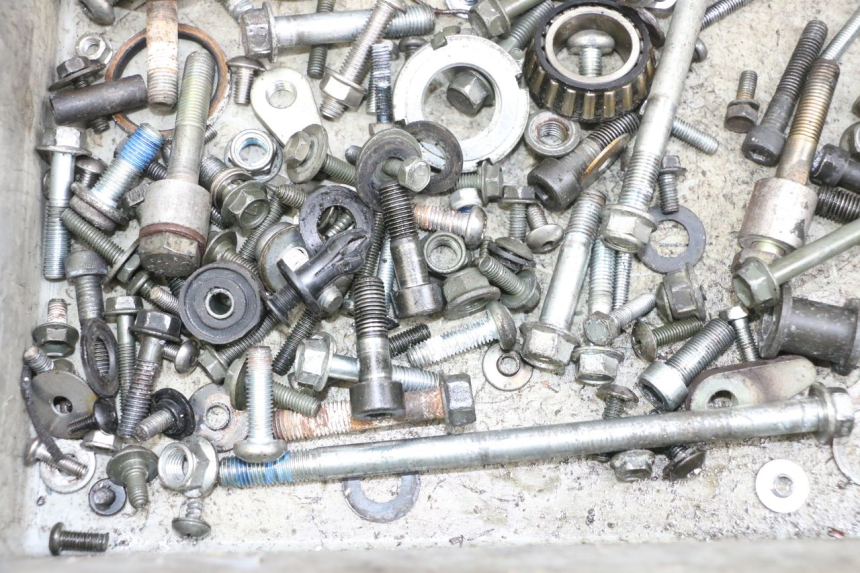 photo de ZAK SCHROEVEN EN BEVESTIGINGSMATERIAAL SUZUKI GSF N BANDIT 600 (1996 - 1999) - Andere kijkhoek