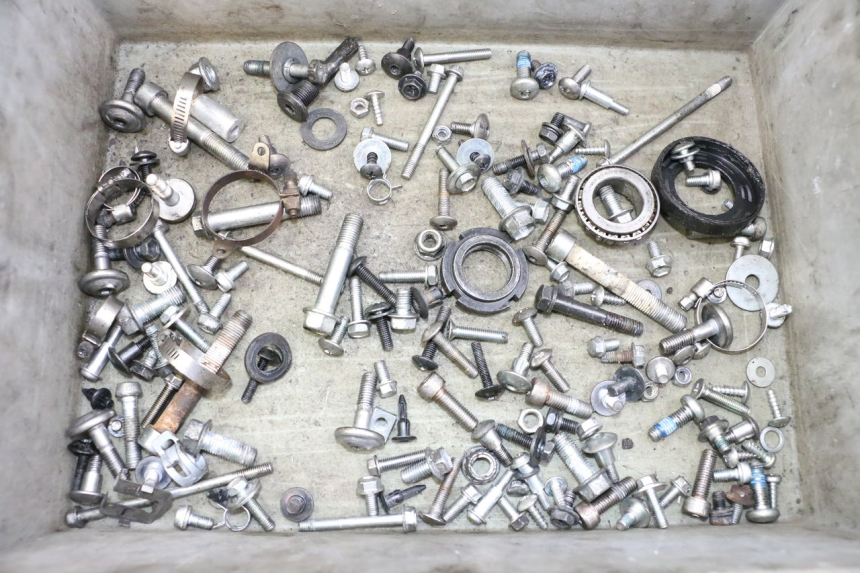 photo de ZAK SCHROEVEN EN BEVESTIGINGSMATERIAAL SUZUKI GSR 750 (2011 - 2017) - Hoofdaanzicht