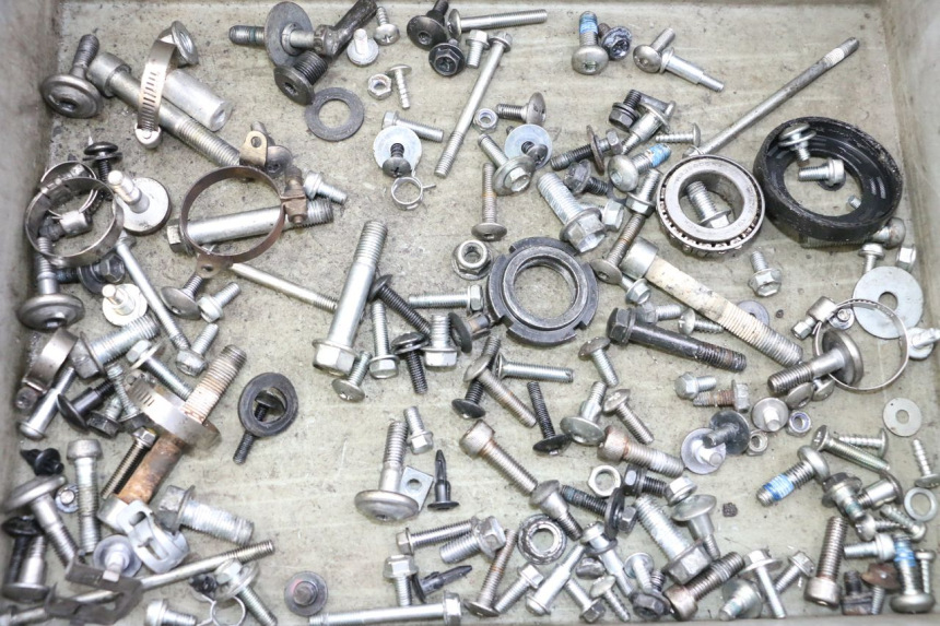 photo de ZAK SCHROEVEN EN BEVESTIGINGSMATERIAAL SUZUKI GSR 750 (2011 - 2017) - Detail van het onderdeel