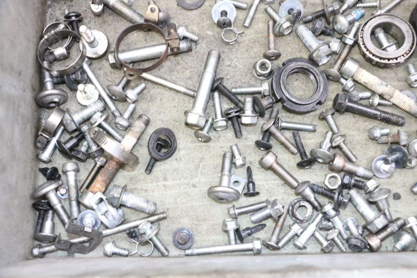 photo de ZAK SCHROEVEN EN BEVESTIGINGSMATERIAAL SUZUKI GSR 750 (2011 - 2017) - Zoom op gebruiksstaat