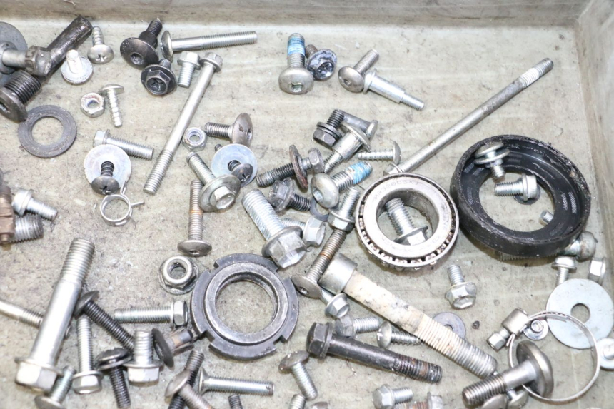 photo de ZAK SCHROEVEN EN BEVESTIGINGSMATERIAAL SUZUKI GSR 750 (2011 - 2017) - Andere kijkhoek