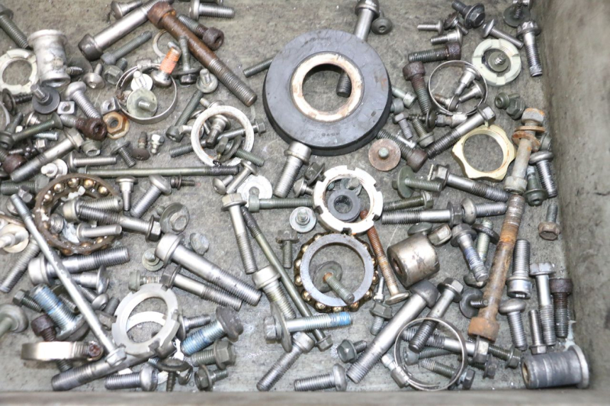 photo de ZAK SCHROEVEN EN BEVESTIGINGSMATERIAAL SUZUKI GSXR GSX-R 1000 (2003 - 2004) - Detail van het onderdeel