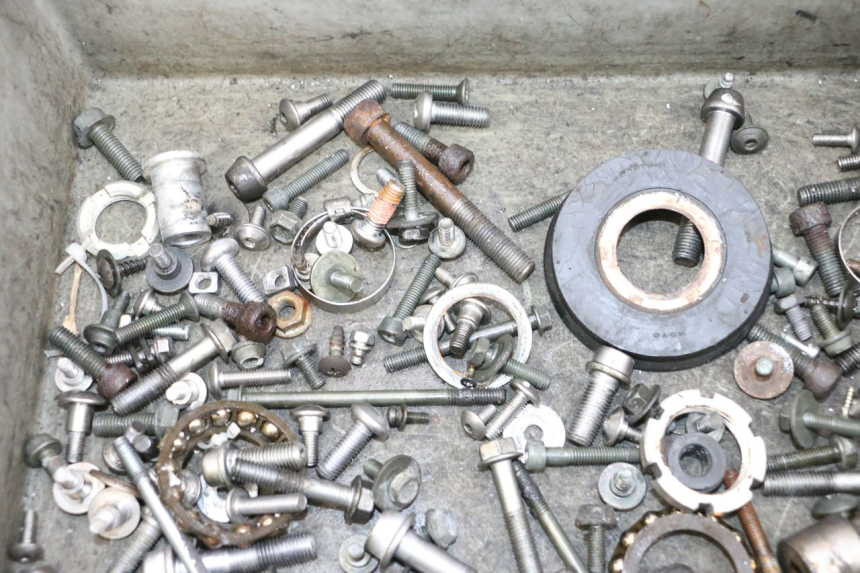 photo de ZAK SCHROEVEN EN BEVESTIGINGSMATERIAAL SUZUKI GSXR GSX-R 1000 (2003 - 2004) - Zoom op gebruiksstaat