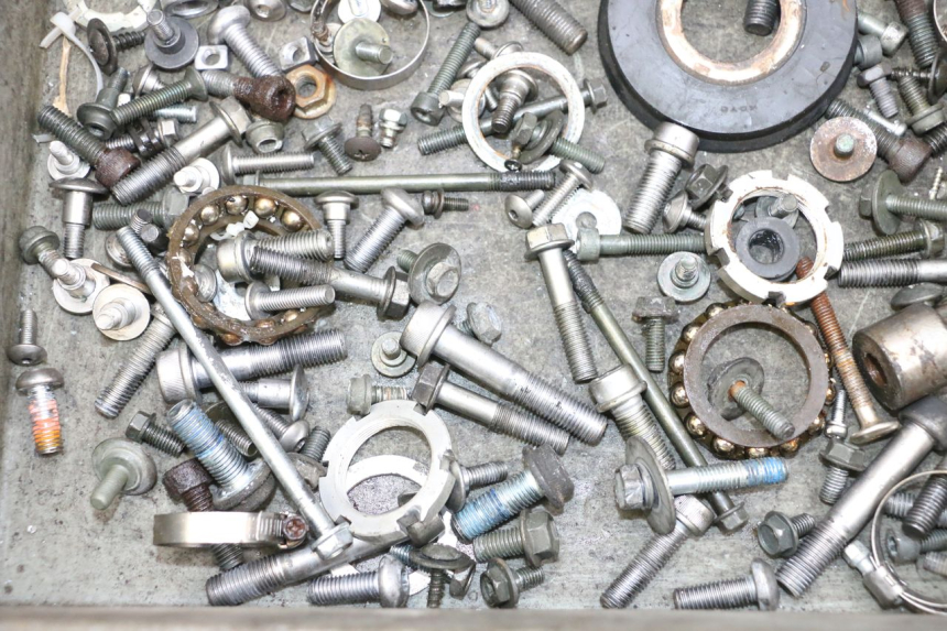 photo de ZAK SCHROEVEN EN BEVESTIGINGSMATERIAAL SUZUKI GSXR GSX-R 1000 (2003 - 2004) - Andere kijkhoek