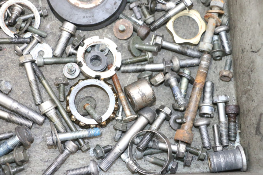 photo de ZAK SCHROEVEN EN BEVESTIGINGSMATERIAAL SUZUKI GSXR GSX-R 1000 (2003 - 2004) - Technische close-up