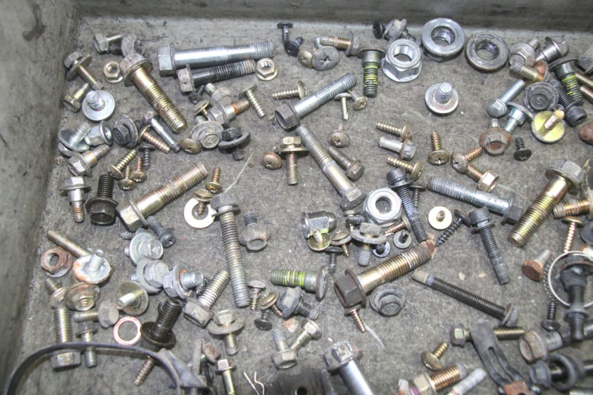 photo de ZAK SCHROEVEN EN BEVESTIGINGSMATERIAAL SYM GTS EVO 125 (2009 - 2013) - Detail van het onderdeel