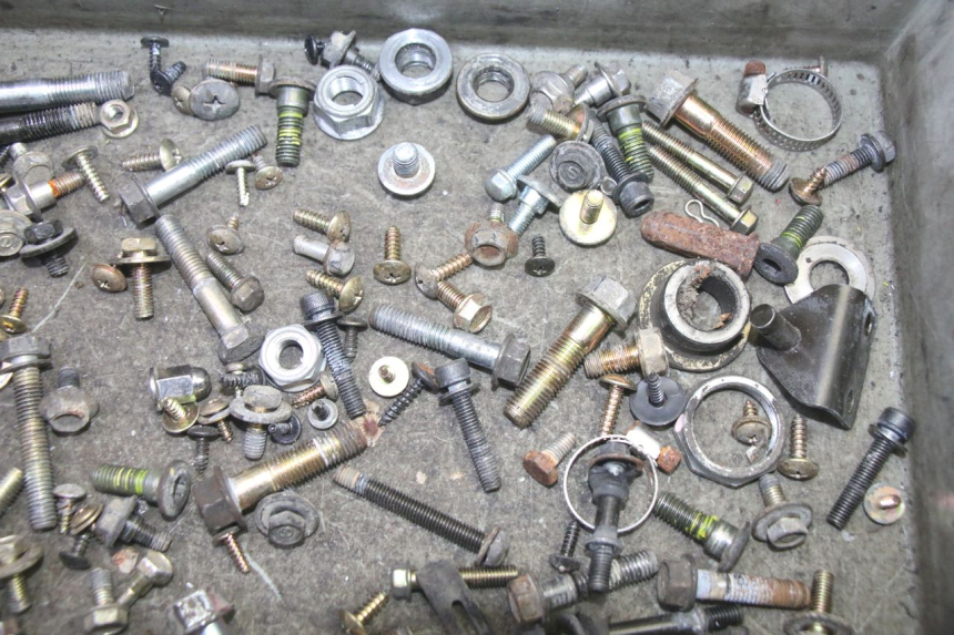 photo de ZAK SCHROEVEN EN BEVESTIGINGSMATERIAAL SYM GTS EVO 125 (2009 - 2013) - Zoom op gebruiksstaat