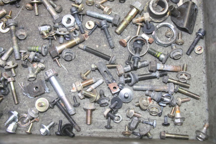 photo de ZAK SCHROEVEN EN BEVESTIGINGSMATERIAAL SYM GTS EVO 125 (2009 - 2013) - Technische close-up