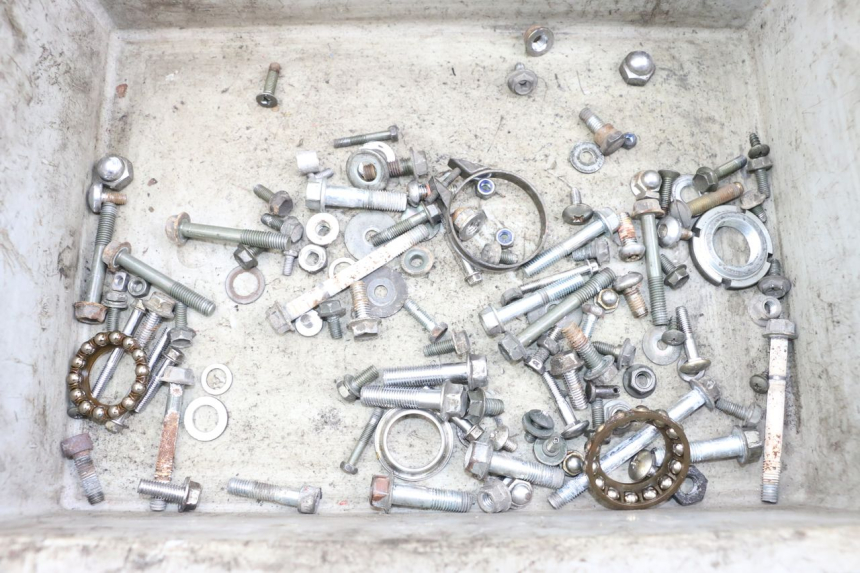 photo de ZAK SCHROEVEN EN BEVESTIGINGSMATERIAAL SUZUKI GZ MARAUDER 125 (1998 - 2004) - Hoofdaanzicht