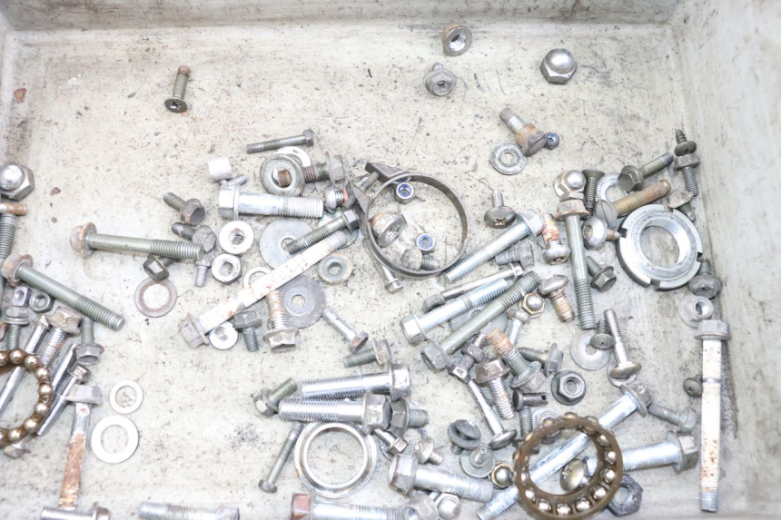 photo de ZAK SCHROEVEN EN BEVESTIGINGSMATERIAAL SUZUKI GZ MARAUDER 125 (1998 - 2004) - Detail van het onderdeel