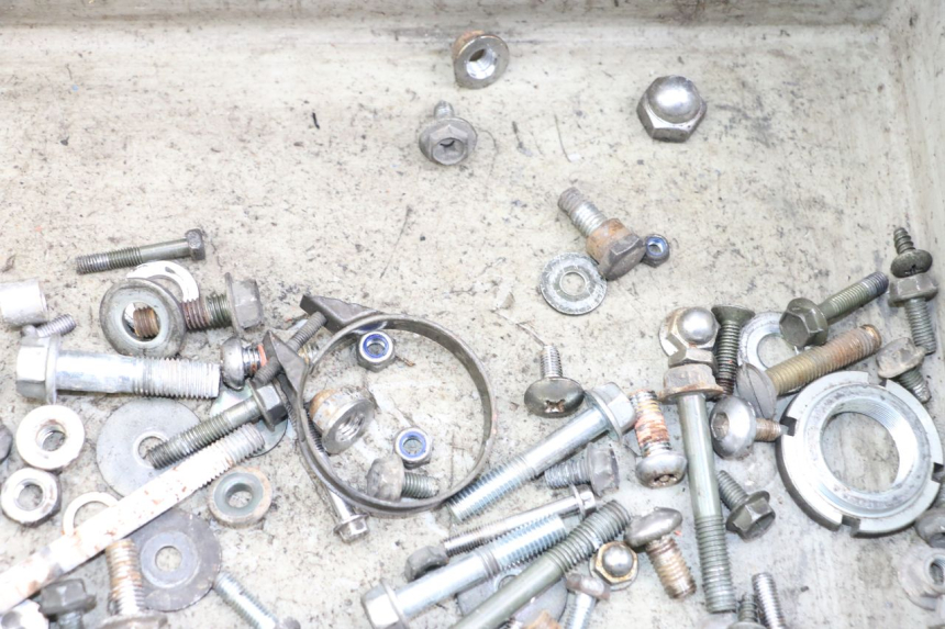 photo de ZAK SCHROEVEN EN BEVESTIGINGSMATERIAAL SUZUKI GZ MARAUDER 125 (1998 - 2004) - Zoom op gebruiksstaat