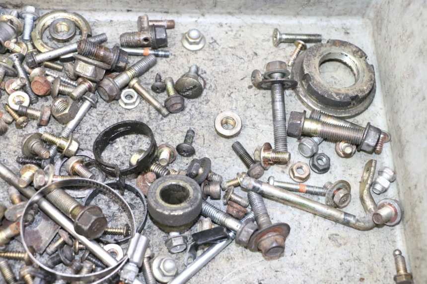 photo de ZAK SCHROEVEN EN BEVESTIGINGSMATERIAAL DAELIM HISTORY 125 (2001 - 2002) - Detail van het onderdeel