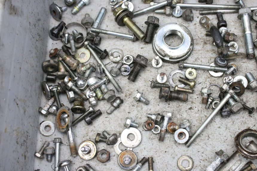 photo de ZAK SCHROEVEN EN BEVESTIGINGSMATERIAAL SYM HUSKY 125 (1999 - 2005) - Zoom op gebruiksstaat