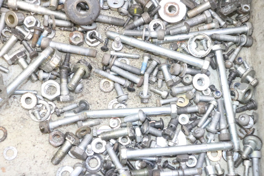 photo de ZAK SCHROEVEN EN BEVESTIGINGSMATERIAAL PIAGGIO IE MP3 YOURBAN 300 (2011 - 2016) - Detail van het onderdeel