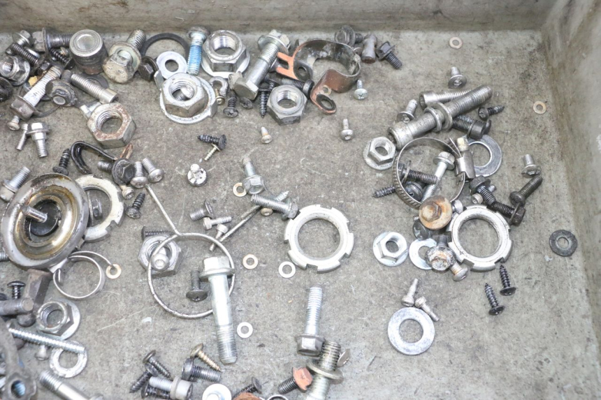 photo de ZAK SCHROEVEN EN BEVESTIGINGSMATERIAAL YAMAHA JOG R 50 (2004 - 2014) - Detail van het onderdeel