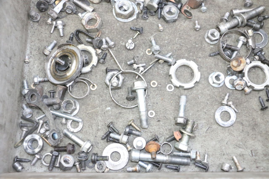 photo de ZAK SCHROEVEN EN BEVESTIGINGSMATERIAAL YAMAHA JOG R 50 (2004 - 2014) - Zoom op gebruiksstaat