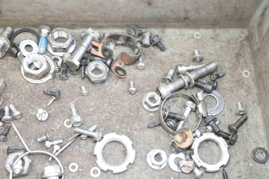 photo de ZAK SCHROEVEN EN BEVESTIGINGSMATERIAAL YAMAHA JOG R 50 (2004 - 2014) - Andere kijkhoek