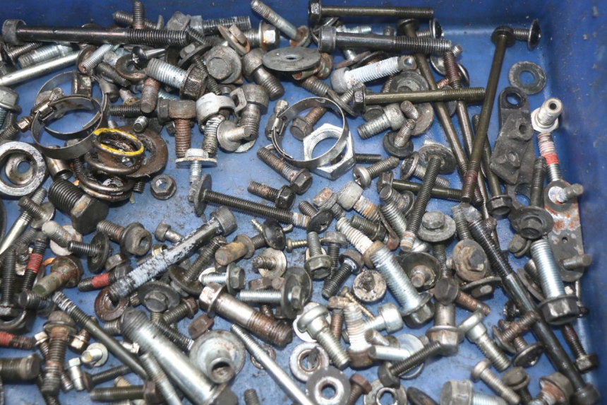 photo de ZAK SCHROEVEN EN BEVESTIGINGSMATERIAAL KAWASAKI GTR 1000 (1994 - 2004) - Zoom op gebruiksstaat