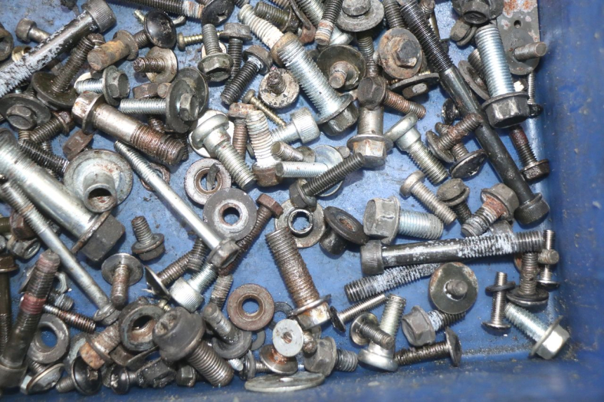 photo de ZAK SCHROEVEN EN BEVESTIGINGSMATERIAAL KAWASAKI GTR 1000 (1994 - 2004) - Technische close-up