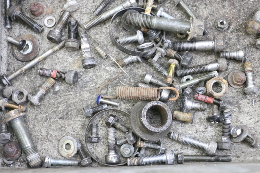 photo de ZAK SCHROEVEN EN BEVESTIGINGSMATERIAAL KAWASAKI ZR7 ZR-7 S 750 (1999 - 2004) - Zoom op gebruiksstaat