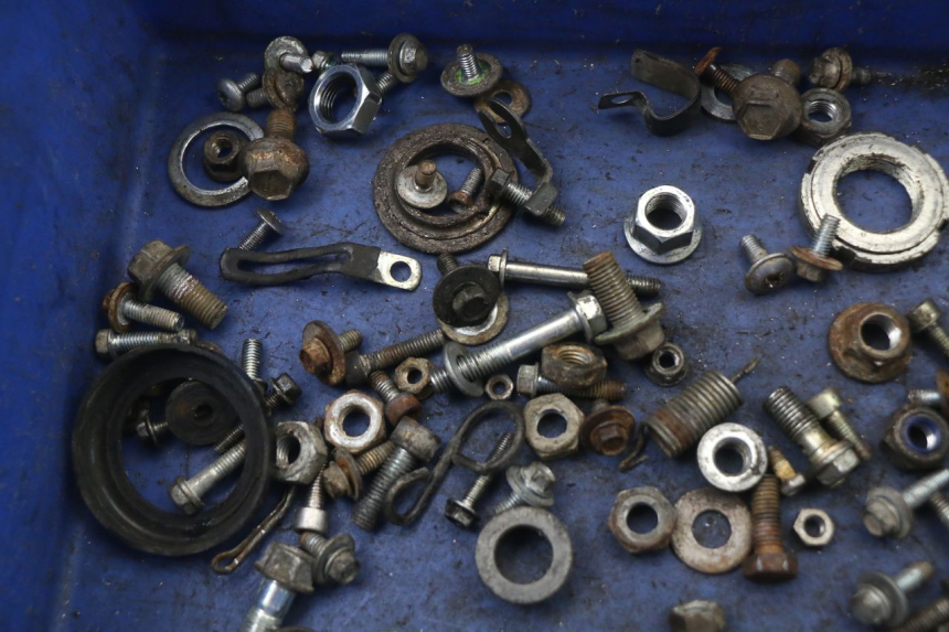 photo de ZAK SCHROEVEN EN BEVESTIGINGSMATERIAAL KAWASAKI KDX 125 (1990 - 1991) - Detail van het onderdeel