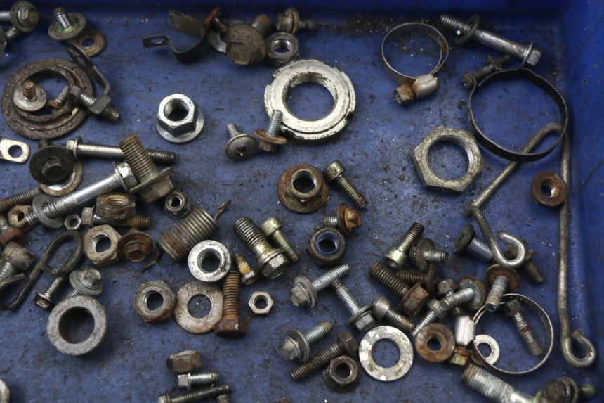 photo de ZAK SCHROEVEN EN BEVESTIGINGSMATERIAAL KAWASAKI KDX 125 (1990 - 1991) - Zoom op gebruiksstaat