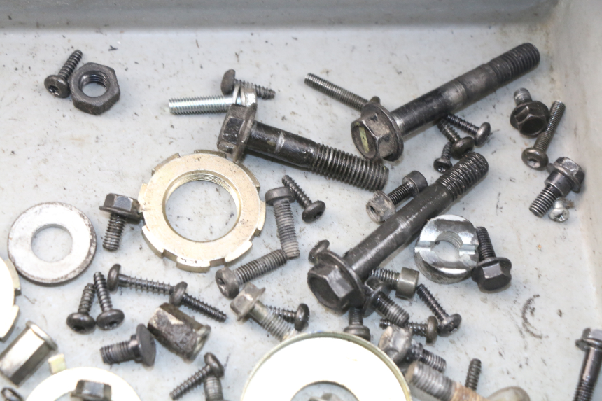 photo de ZAK SCHROEVEN EN BEVESTIGINGSMATERIAAL PEUGEOT KISBEE 4T 50 (2018 - 2022) - Detail van het onderdeel