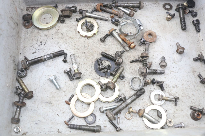 photo de ZAK SCHROEVEN EN BEVESTIGINGSMATERIAAL PEUGEOT KISBEE 4T 50 (2010 - 2017) - Detail van het onderdeel