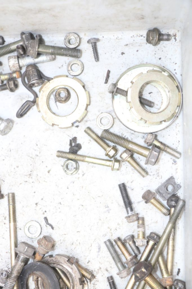 photo de ZAK SCHROEVEN EN BEVESTIGINGSMATERIAAL PEUGEOT KISBEE 4T 50 (2010 - 2017) - Zoom op gebruiksstaat