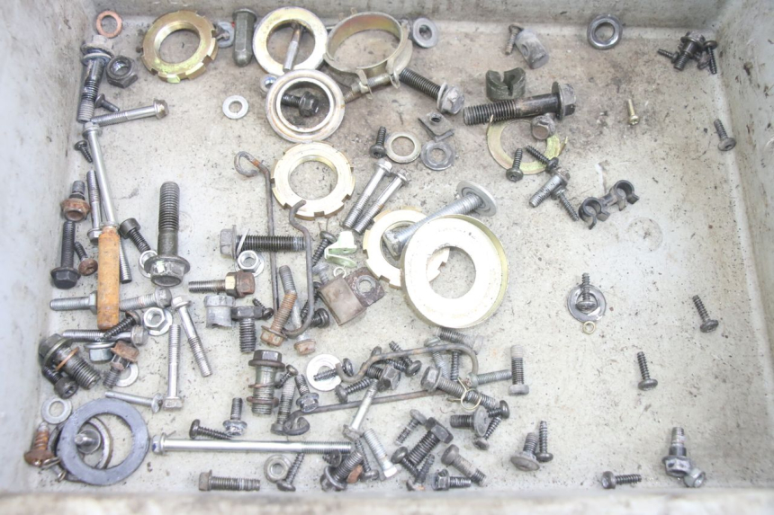 photo de ZAK SCHROEVEN EN BEVESTIGINGSMATERIAAL PEUGEOT KISBEE 4T 50 (2010 - 2017) - Detail van het onderdeel