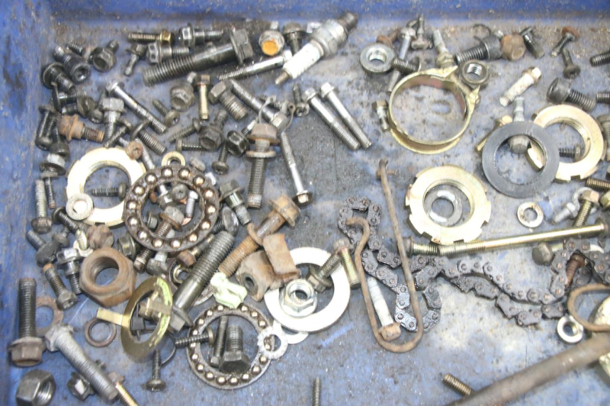 photo de ZAK SCHROEVEN EN BEVESTIGINGSMATERIAAL PEUGEOT KISBEE 4T 50 (2010 - 2017) - Zoom op gebruiksstaat