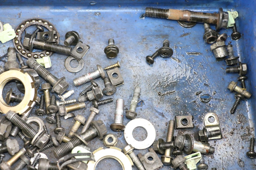 photo de ZAK SCHROEVEN EN BEVESTIGINGSMATERIAAL PEUGEOT KISBEE 4T 50 (2010 - 2017) - Zoom op gebruiksstaat