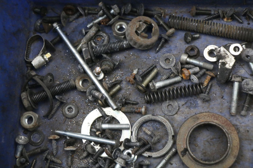 photo de ZAK SCHROEVEN EN BEVESTIGINGSMATERIAAL RENAULT KOURANOS 125 (2001 - 2004) - Detail van het onderdeel