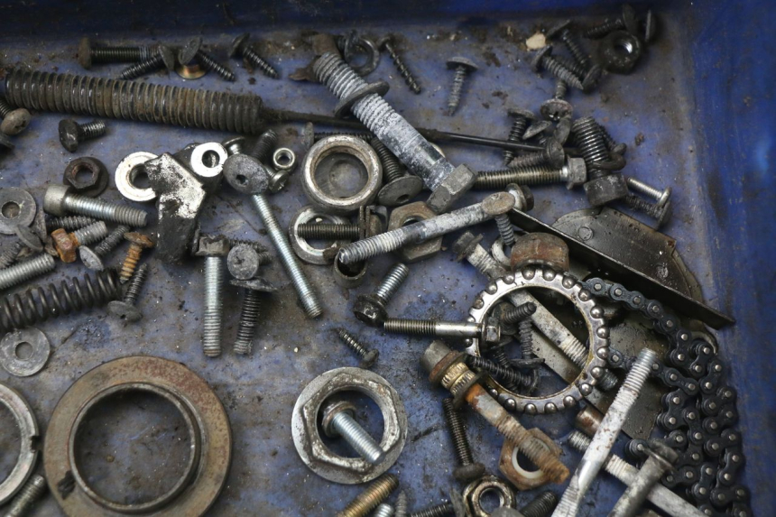 photo de ZAK SCHROEVEN EN BEVESTIGINGSMATERIAAL RENAULT KOURANOS 125 (2001 - 2004) - Zoom op gebruiksstaat