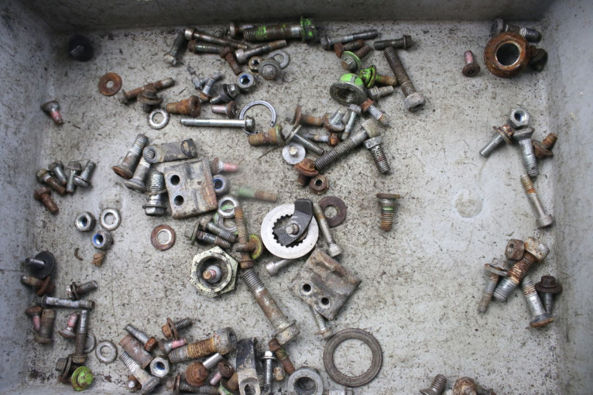 photo de ZAK SCHROEVEN EN BEVESTIGINGSMATERIAAL KAWASAKI KX 250 (1994 - 1998) - Detail van het onderdeel