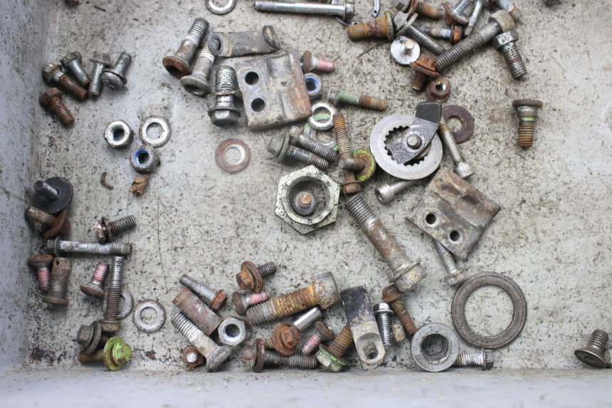 photo de ZAK SCHROEVEN EN BEVESTIGINGSMATERIAAL KAWASAKI KX 250 (1994 - 1998) - Zoom op gebruiksstaat